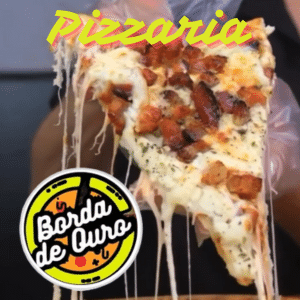 Pizzarias no gama, Imagem de uma pessoa pegando um pedaço de pizza bem recheada e com bastante queijo, quando ela pega o queijo estica e a logo redonda embaixo amarela escrito ao cento borda de ouro