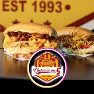 Imagem com a logo do cachorrão da 5, dois hot dog bem recheado atrás,