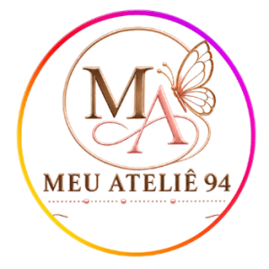 Imagem da logo circulo no centro a letra M grande em dourado, letra A grande em rosa e uma borboleta dourada completando o arco dourado envolvendo as letras grandes, embaixo o titulo meu ateliê 94
