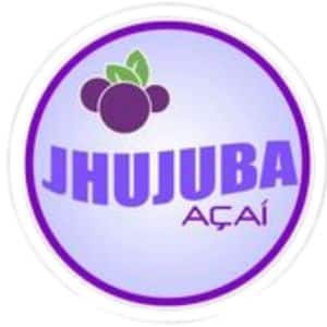 Imagem da logo redonda, fundo roxo claro, bordas roxo escuro e ao centro com desenho de tres frutod de açaí, nome escrito Jhujuba em caixa alta e roxo escuro, embaixo escrito açaí